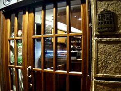 【美食の街：サンセバスチャンの旧市街地を歩き回る】

な、なんと!?

け...「けんじ」...という日本料理屋でした。

高橋ケンジさんという方がオーナーだそうです～

http://www.kenjisushibar.com/Kenji_Sushi_Bar/Kenji_Sushi_Bar.html