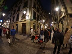 【美食の街：サンセバスチャンの旧市街地を歩き回る】

だんだん人通りが増えてきました。
