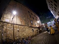 【サンセバスチャンでピンチョス巡り】

一階に「La Cueva」と言うレストランがあるようですが閉まっておりました（潰れた？）。

この「壁」が本当に古く（街いち古い）有名なんだそうです。