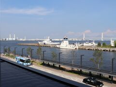左は横浜ベイブリッジや鶴見つばさ橋。
