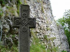 ブラン城城壁の下に、十字架がありました。紋章と文字が刻まれていますが、文字は中世ルーマニア語のようで、判読不能です。紋章はプラド公のものでしょうか？