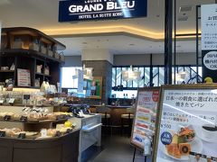 朝食はこちらで
グラン・ブルー　伊丹空港店
ル・パン神戸北野　伊丹空港店

ラ・スイートグループのパン屋さんとラウンジバーが一つのお店になってます