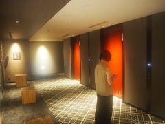 クロスホテル８階のエレベーターホール
挿し色の朱色がおしゃれな感じです