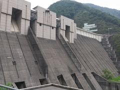 長島ダム。
向こうの山に長島ダムの文字があるけど写真だと読めないな。