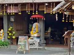 Cafe Wayan（カフェ ワヤン）

02月12日（木）　　11:00

ウブドで約30年前からある一番人気のお店で
ランチタイム～～♪♪

手前にあるテーブル席の間を奥に進むと

