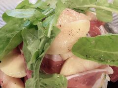 別の日の晩御飯。
レガメントにお邪魔しました。

季節の桃と生ハムのサラダ～