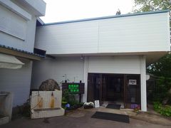 ホテルから約２５ｋｍ、車で30分ほどの志賀高原カントリークラブ。

車ですのでゴルフクラブも余裕で持参できます。

しかし、ゴルフ場のクラブハウスは御覧の通りの地味で質素な造りで、こんなゴルフ場はショートコース以外では初めて見ました（笑）

でも、従業員の方々は皆親切でしたーーー。