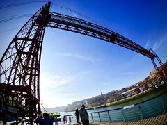 【ビスカヤ橋、Bizkaiko Zubia】

全長160m、高さ45m....ヒェ～、下から見上げると、スンゲェ～高い.....

ここの上にエレベータで登りますよぉ....