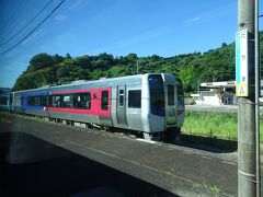 ８：５０　立間駅で特急宇和海と列車交換