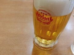 宿に戻ってシャワーを浴びて、ランチへ。
昼間からビール！