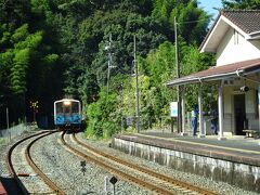 ８：５６　次の伊予吉田駅でも普通列車と交換、8分間の停車です