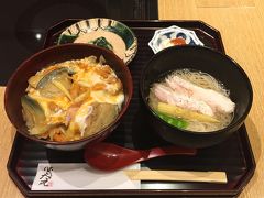 ７月おすすめメニューを注文。
とろりと仕上げた雲丹の玉締め丼、甘いウニの風味とまろやかな玉子が合わさった贅沢な丼。
黒胡椒を効かせた蒸し鶏素麺は、柔らかい蒸し鶏と冷たいお素麺の相性が最高。
大満足の夕食でした。