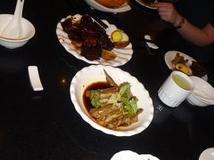 2日目の夕食は福州路と四川中路の角にある上海姥姥で上海家庭料理を頂きました。少し行列が出来ていましたが、お店は広く回転も速いので、割とすぐにテーブルに着くことが出来ました。
お店に着いて初めて気づきましたが、以前にも利用したことがあるお店でした(笑)　地元の方で賑わう一方で、欧米人が一人で食事をしている姿もあったりして、すごく入りやすい人気のお店です。
