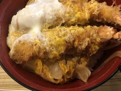 勝浦のスマイル鰻屋さんにて。エビ玉丼とやらを。エビフライをカツ丼風にして、甘じょっぱくて美味しかったです。