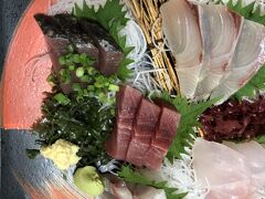 藤よし　にて、友人と食事。刺身の盛り合わせ。カツオ、コハダ、しまあじ、マグロ、どれも新鮮で必ず寄るお店です。