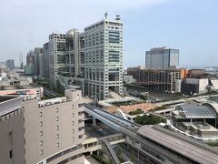 東京・お台場『ヒルトン東京お台場』15階のエレベーターホールから
の眺望の写真。

『フジテレビ本社ビル』、商業施設『ダイバーシティ東京 プラザ』が
見えます。
写真左下は『ヒルトン東京お台場』の一部です。