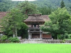 明善寺。釣鐘の屋根も茅葺です。