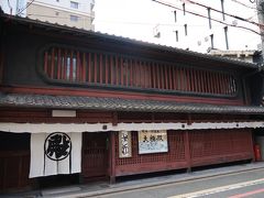 『梨木神社』を後にし、大通りでタクシーを拾ってやってきたのは
『大極殿本舗　六角店』。
以前から気になっていた琥珀流しを食べたい～とやってきました！

京都らしい外観で素敵★

【大極殿本舗　六角店】
住所：京都府京都市中京区六角通高倉東入ル南側堀之上町120
TEL：075-221-3311