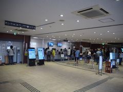 ホテルから10分かからず、
フェリーターミナルに到着。

ホテル推奨地図では徒歩15分だったので、
朝の貴重な時間をずいぶん短縮できました。

まだ、5：30ですが切符売り場には、
すでに乗船券を求めて並んでいます。