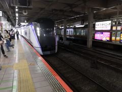 立川駅からまずは特急あずさで甲府へ向かいました。スマホのえきねっとチケットレスサービスを利用すると特急料金が期間限定で300円引きになりました。