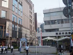 おっと、時間に遅れそうだ。
本日は現地集合。

横浜駅東口を出て
崎陽軒本館と横浜中央郵便局の間を抜けて・・・

