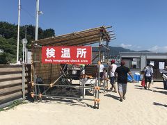 コロナ渦で海水浴場を開いてくれている下田市はマジでありがたい。

ビーチに入るのにも検温が必要。