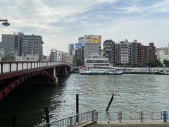 隅田川に架かる吾妻橋までやって来ました。
ここを渡ると浅草駅前になります。