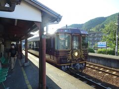 １６：４４　佐川駅に１０分停車、下りの普通列車と交換です。
桜並木があるので桜の季節はいいでしょうね