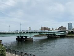 鉄道の鉄橋を超えると言問橋に出ました。
関東大震災の後に造られた橋だそうです。