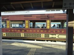 １７：２１　伊野駅に列車交換で１１分停車です、特に駅では何もないのですが降りてみた