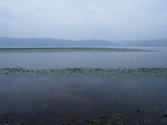 諏訪大社を出て、湖沿いの道を進みます。
山梨～長野の旅、4つめの湖　諏訪湖です。
富士五湖の湖と比べると、お水がどんよりとしています。