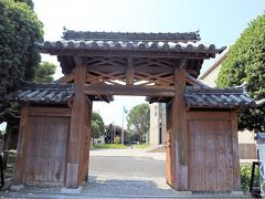 蒲郡市博物館です

先ほどの竹島から、マリンロードを走り、近くにあります。

松平なんとかさんの門・・・中途半端な記憶しかない