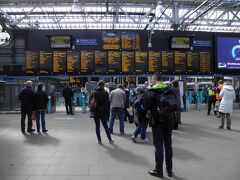 エジンバラ・ウェイバリー駅は3日間の滞在中に何度も利用したが、今まで世界各国を旅してきた中でもかなり珍しい形態の駅となっている。