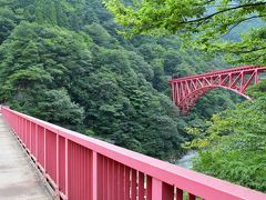 鉄橋につきました。

こちらの歩行者用の鉄橋は山彦橋というそうです。
かつてはトロッコ列車が走っていたんだそうです。