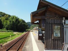 織部駅もホーム上に待合室のある構造。