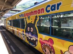 この列車には「ゆうゆうアンパンマンカー」が連結されています