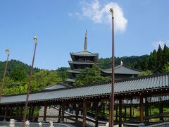 大仏殿の次は、
五重塔風の建築物を見にいきましょう。

高さ75mの五重塔「風」建築物である。
（本物の五重塔の高さ一位は東寺の55m）