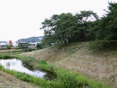 目指す小峰城跡は、駅前を走る通りを渡った向かい側にあった。
小峰城は、石垣が美しい城として名が知れているが、東日本の城らしく、土塁の部分もあり、僅かに濠も残っていた。