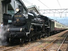 駅へ戻ると、何やら騒がしい。
駅員さんに尋ねると、蒸気機関車がやってくるとのこと。
『ＳＬばんえつ物語号』が有名だが、これは別の列車だった。
偶然の出会いで得した気分だ。