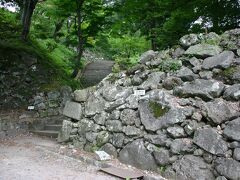 さらに進むと、亀ヶ城公園に出た。
大手口枡形跡には、多門櫓の野面積みの石垣が残っている。
亀ヶ城は、三浦氏の末裔である猪苗代氏代々の居城であり、江戸時代には会津藩の防衛上の拠点であったが、戊辰戦争の際、新政府軍の攻撃で落城している。