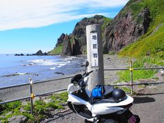 島内移動手段として、
125ccスクーターバイクをレンタル。
いわゆる原付2種（通称ピンクナンバー）で
お供と2人乗りできます。

島内のバスは便数が少ないため、
自由に動き回れるバイクは最適で快適。

まずは、
フェリーターミナルからトンネルを通り、
島の西側へ

小さな漁村の先、道の終点にある地蔵岩