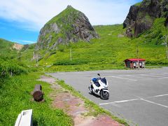 ただ、バイクは雨が天敵。

雨だったら、全く楽しめませんが、
運よく晴天を引きました。

旅は、どれだけ入念に計画しても、
雨か晴れかの運しだいで
達成感と満足感は大きく変わるのを実感。

地蔵岩から南へ走ると、
桃台猫台展望台の駐車場がありました。

駐車場の後ろ、
山頂が小さく膨らんだ桃のような形の岩が桃岩です。