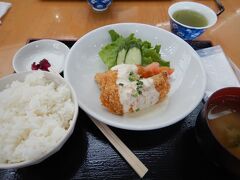 日替わり定食はなんと500円。
この日はサーモンフライ。美味しかったです♪
他にもいろいろメニューあり。ラーメンを食べている人が多かった印象。