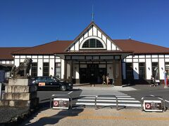 最近改装された立派な三角屋根が特徴の琴平駅舎　
