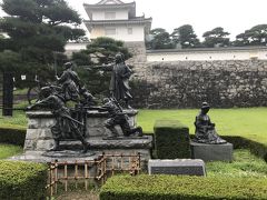 二本松城箕輪門前に建つ二本松少年隊群像。

戊辰戦争二本松最大の激戦地「大壇口戦場」における少年隊の奮戦姿と、わが子の出陣服を仕立てる母の姿、の像。

二本松駅より箕輪門まで徒歩15分程。