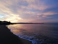 4:45、日の出、海岸から東側。
