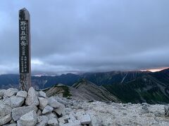 小屋から10分ほどで野口五郎岳山頂（2924m）。
日没まであと10分。