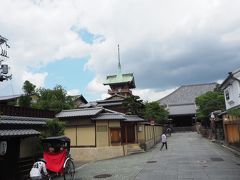 先ほど高台から見た塔です
大雲院祇園閣（別名銅閣）
大倉財閥の創設者「大倉喜八郎」が祇園祭の鉾を模して作らせたもの
天辺には狂歌名「大倉鶴彦」に因んで鶴の像があります
ちなみにホテルオークラや川奈ホテルを作ったバロン大倉喜七郎の父上です