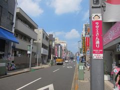 サザエさん通りを駅の方へ歩きます。