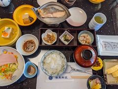 ■８月２３日（日）

私は7：00頃に起きて朝風呂へ。
朝ごはんも部屋食です。
朝から豪華だな～！
残さず完食しました。

10：00にチェックアウトし、少しだけ周辺のお店を見てから、帰路につきました。
